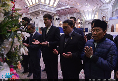 اهدای تاج گل به مقام شامخ امام راحل توسط رئیس مجلس اندونزی