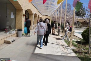 ازدید خانوادگی گردشگران نوروزی از بیت تاریخی حضرت امام در خمین