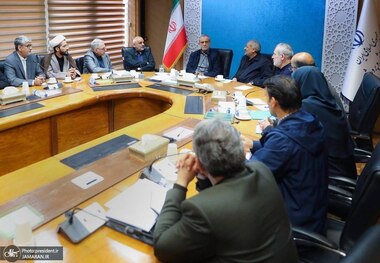 پزشکیان: هدف گرفتن مدرسه و دانشگاه برای جلوگیری از پیشرفت ایران است/ معلمان باید دانش‌آموزان را برای ساختن ایران آباد هدایت کنند/ مسیر پیشرفت با تکیه بر دانش و توان داخلی ادامه دارد