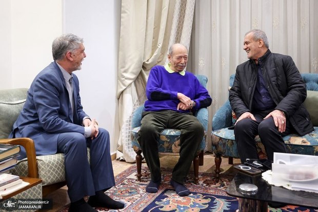 دیدار رئیس جمهور با علی نصیریان به مناسبت روز جهانی تئاتر + عکس و فیلم/ پزشکیان: دولت چهاردهم تا آنجا که بتواند، به هنر کشور کمک خواهد کرد/ پیشنهاد استاد نصیریان برای کمک دولت به پایه‌گذاری مسابقه نمایشنامه نویسی