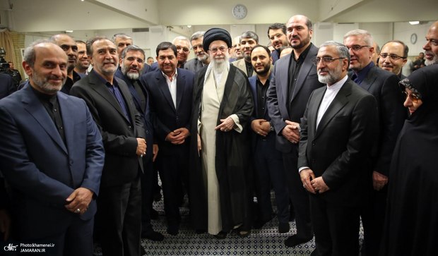 رهبر انقلاب: خصوصیات شهید رئیسی می‌تواند الگوی مدیریتی کشور باشد/ شهید رئیسی در سیاست خارجی هم اهل تعامل بود و هم اهل رعایت عزتمندی کشور و ملت/ شهید رئیسی به توانایی‌های داخلی عمیقاً اعتقاد و باور داشت