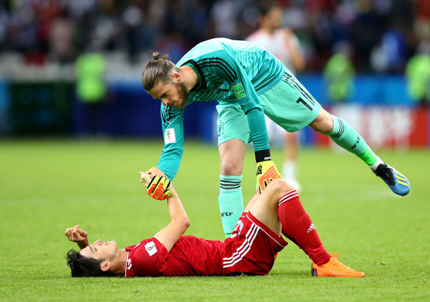 دلداری دادن آزمون از سوی گلر اسپانیا +عکـس
