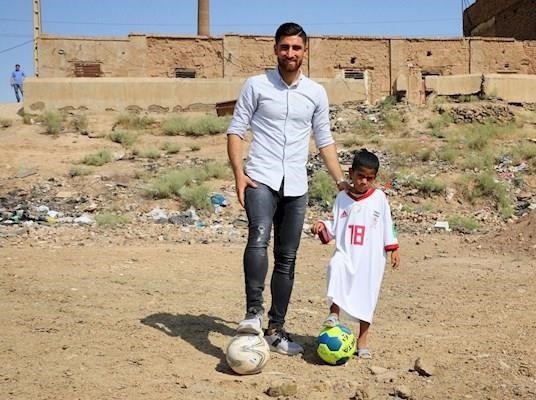 پیراهن جهانبخش بر تن کودک کوره آجرپزی+ عکس
