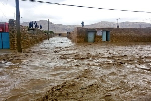 سیلاب در کوهدشت جان 2 نفر را گرفت  تخریب پل کشکان بر اثر سیلاب