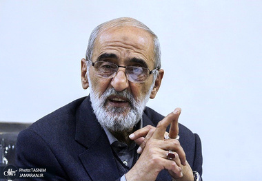 واکنش شریعتمداری به مواضع اخیر خاتمی و روحانی: کجای این دو پیشنهاد شرافتمندانه و عزتمندانه است؟!/  مراکز قضائی و امنیتی نباید به آسانی عبور کنند