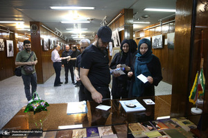 بازدید جمعی از دانش آموزان و مهمانان خارجی از بیت امام خمینی (س) در جماران
