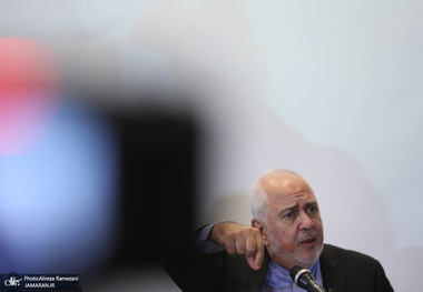  ظریف: کسی برای ما منافع خودش را فدا نخواهد کرد/ عربستان هم فهمید چتر حمایت آمریکا سوراخ است/ اروپا تا ابد باید شرمنده هولوکاست باشد ولی به فلسطین و غزه چه ربطی دارد؟!/ متأسفانه ما پلی بین اروپا و آمریکا ایجاد کردیم