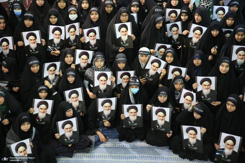 بازدید جمعی از دانش آموزان مدرسه انقلاب کرج از بیت امام خمینی در جماران