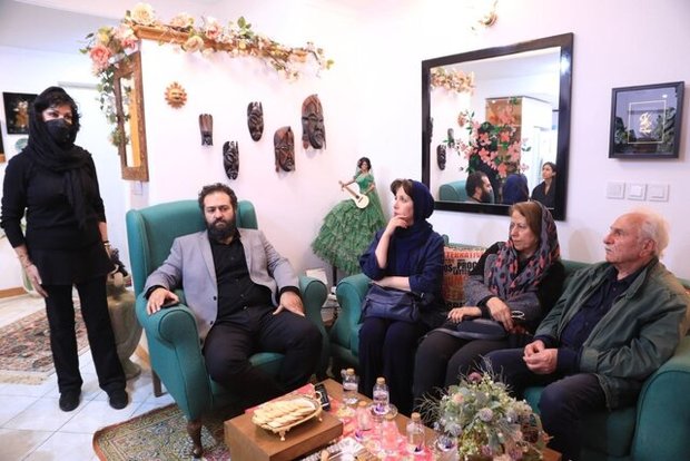 حضور هنرمندان در خانه مرحوم هادی مرزبان + عکس
