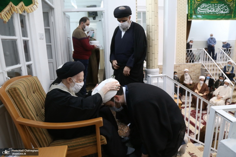 مراسم عمامه گذاری طلاب توسط آیت الله شبیری زنجانی در شب ولادت حضرت زهرا(س)