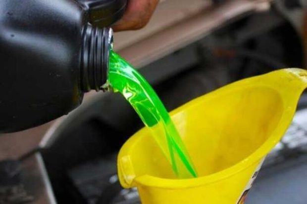 کشف روغن موتور و ضدیخ تقلبی در پارس‌آباد