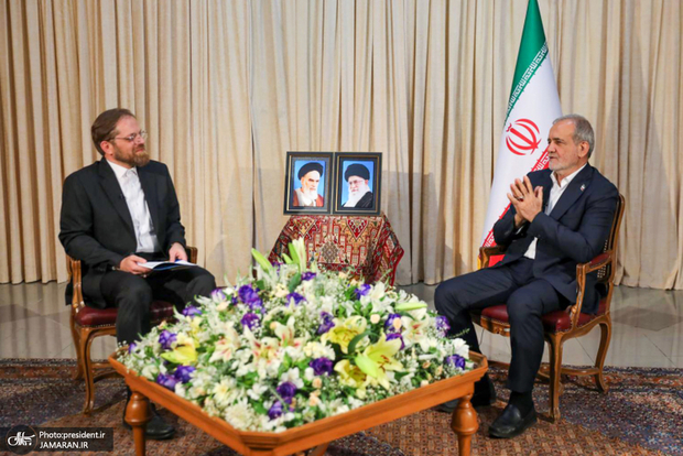 پزشکیان: برنامه داریم که کالابرگ هر ماه به هفت دهک درآمدی اختصاص یابد/ کسی که جز دهک ۱۰ است نیازی به کمک ندارد، لزومی ندارد برای آب و برق و گاز و سوخت سوبسید بگیرد/ از مردم عذرخواهی می‌کنیم اگر برق و گازشان را قطع کردیم؛ کسری‌ها روی هم لبریز شده بود