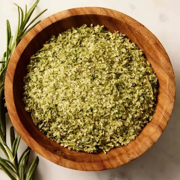 طرز تهیه نمک سبزیجات خانگی؛ یک چاشنی برای بهتر شدن طعم 7 غذا