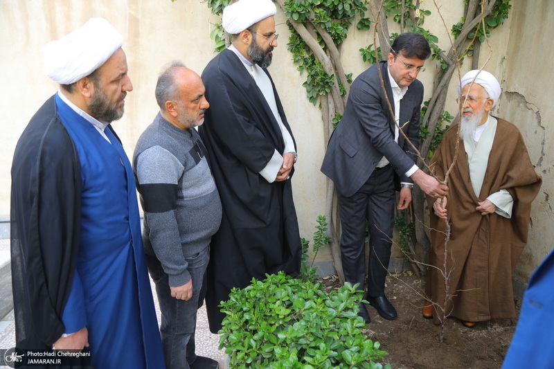 کاشت نهال توسط آیت الله العظمی جوادی آملی در هفته درختکاری