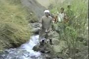 فیلم دیدنی از کوهنوردی آیت الله هاشمی رفسنجانی و یادگاری نویسی روی سنگ آبشار