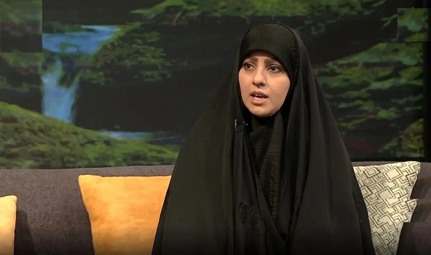 دختر شهید شادمانی: دشمن تنها قصد برداشتن روسری را ندارد/ می‌خواهند ساختار خانواده و نقش تربیتی مادر را تضعیف کنند/ به‌خوبی می‌دانند اگر نقش مادر کم‌رنگ شود، تأثیرات تربیتی و انتقال ارزش‌ها نیز تضعیف می‌شود و گام‌های بعدی دشمن آسان‌تر خواهد شد