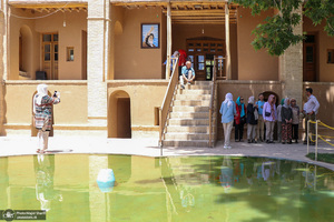 بازدید گردشگران فرانسوی از  بیت تاریخی حضرت امام در خمین