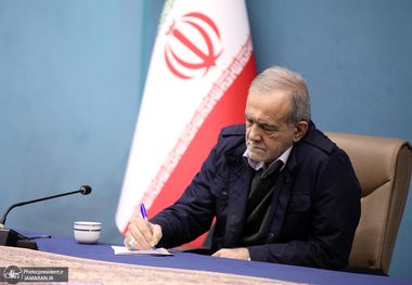 پیام پزشکیان به مناسبت روز جمهوری اسلامی: جمهوری اسلامی نماد پیوند «اسلامیت» و «ایرانیت» است/ امسال همگان دریافتند همین دو مؤلفه اساسی است که ایران و ایرانی را در برابر توطئه‌های دشمن سرافراز و استوار نگاه داشته است