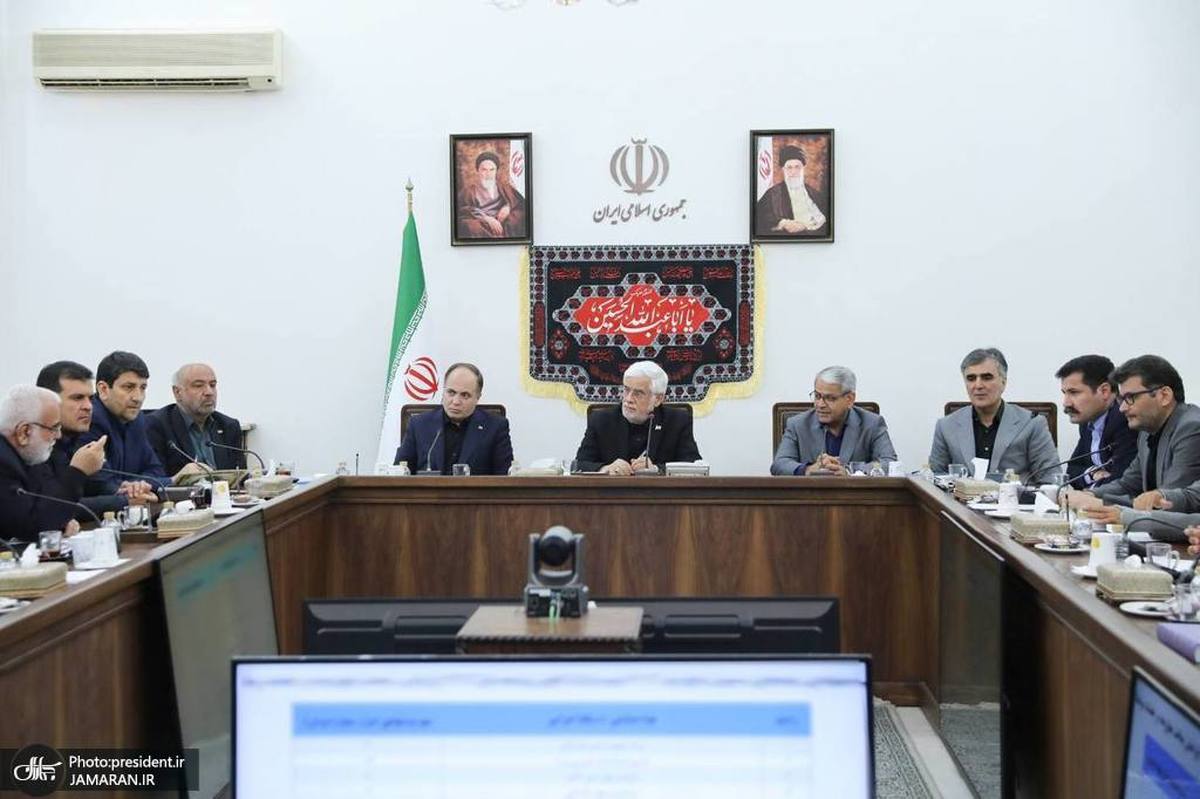 عارف: کسب و کارهای آسیب دیده از حمله رژیم صهیونیستی در اولویت ارائه تسهیلات قرار گیرند/ اولویت دولت حمایت از اشتغال پایدار در مناطق محروم است/ دستگاه‌ها در توزیع تسهیلات تکلیفی دقت کنند/ توجه به ایجاد اشتغال در مناطق محروم کشور اولویت اصلی دولت است