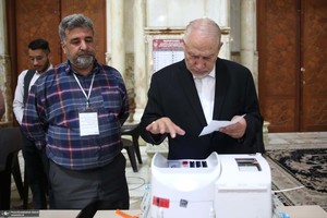 حضور سید رحیم صفوی در دور دوم انتخابات مجلس شورای اسلامی در حسینیه جماران