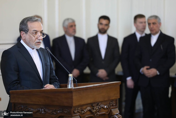 عراقچی: راه برای انجام مذاکرات غیرمستقیم با آمریکا باز است/ تحت فشار حداکثری و تهدیداتی که هر روز انجام می‌شود ما وارد مذاکره مستقیم با آمریکا نمی‌شویم/ هدف و ماموریت ما تحقق منافع و امنیت ملی کشور و مردم ایران است و هیچ فرصتی را از دست نمی‌دهیم