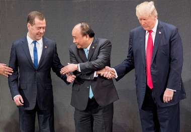 ترامپ به مدودف: مراقب حرف‌هایت باش!