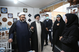 بازدید رئیس موسسه تنظیم و نشر آثار امام خمینی (س) از نمایشگاه عکس «امام دل‌ها‎»  و گذر فرهنگی هفته بر آستان آفتاب