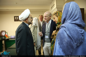 دیدار  گردشگران آلمانی و اتریشی با حجت الاسلام والمسلمین دکتر مقدم 