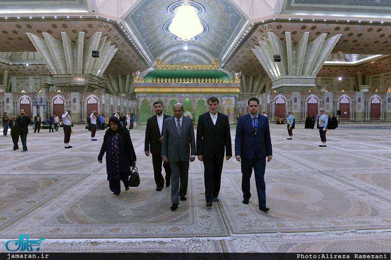 ادای احترام تیلاک مارا پانا وزیر امور خارجه سریلانکا نسبت به امام 