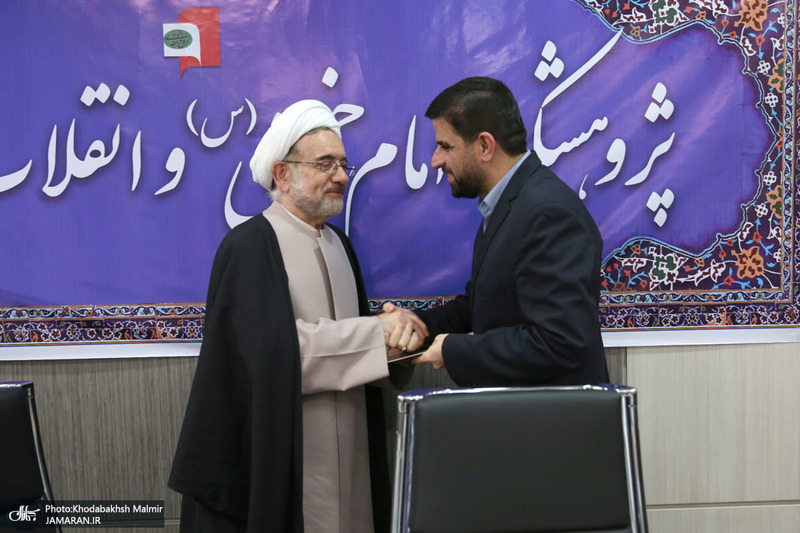 نشست صمیمانه اعضا هیات علمی پژوهشکده امام خمینی و انقلاب اسلامی با تولیت  معزز به مناسبت روز معلم