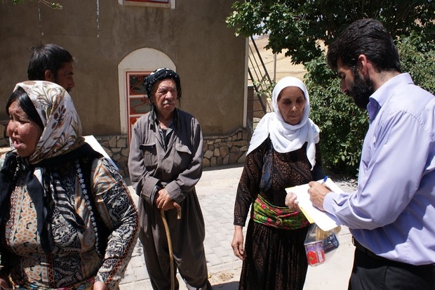 هلال احمر مهاباد هدایای نوروزی را در روستای بصری پخش کرد