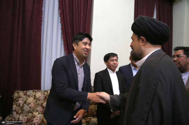 دیدار جمعی از اساتید ودانشجویان کشور تایلند با سید حسن خمینی