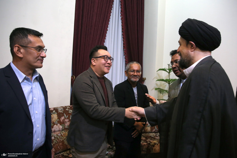 دیدار جمعی از اساتید ودانشجویان کشور تایلند با سید حسن خمینی