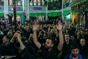 آیین سنتی نخل گردانی و عزاداری ظهر عاشورا در تکیه بزرگ تجریش