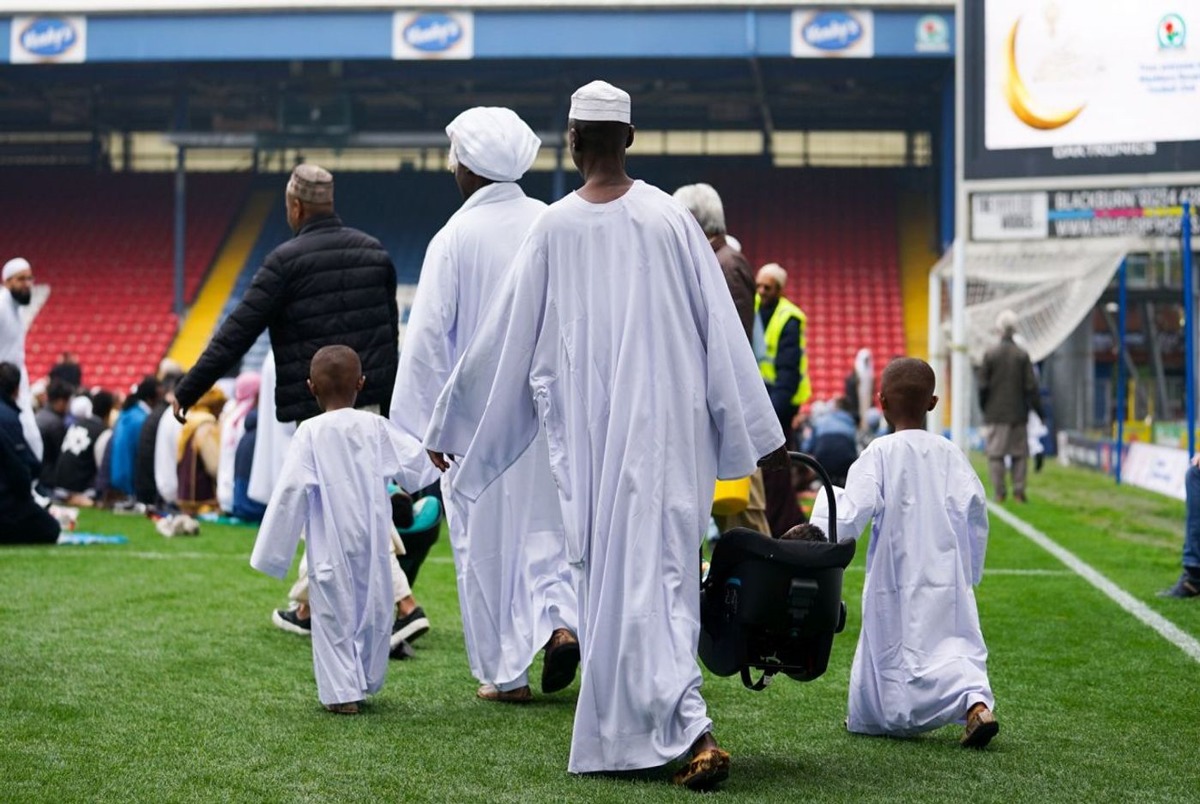 اتفاق تاریخی در انگلیس؛ نماز عید فطر در ورزشگاه بلکبرن+عکس و ویدیو