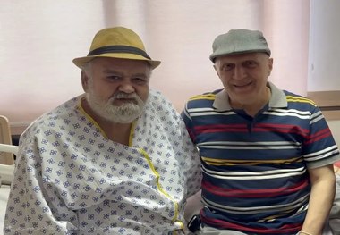 عکس اکبر عبدی پس از بستری شدن در بیمارستان / آخرین وضعیت سلامتی بازیگر مشهور از زبان خودش