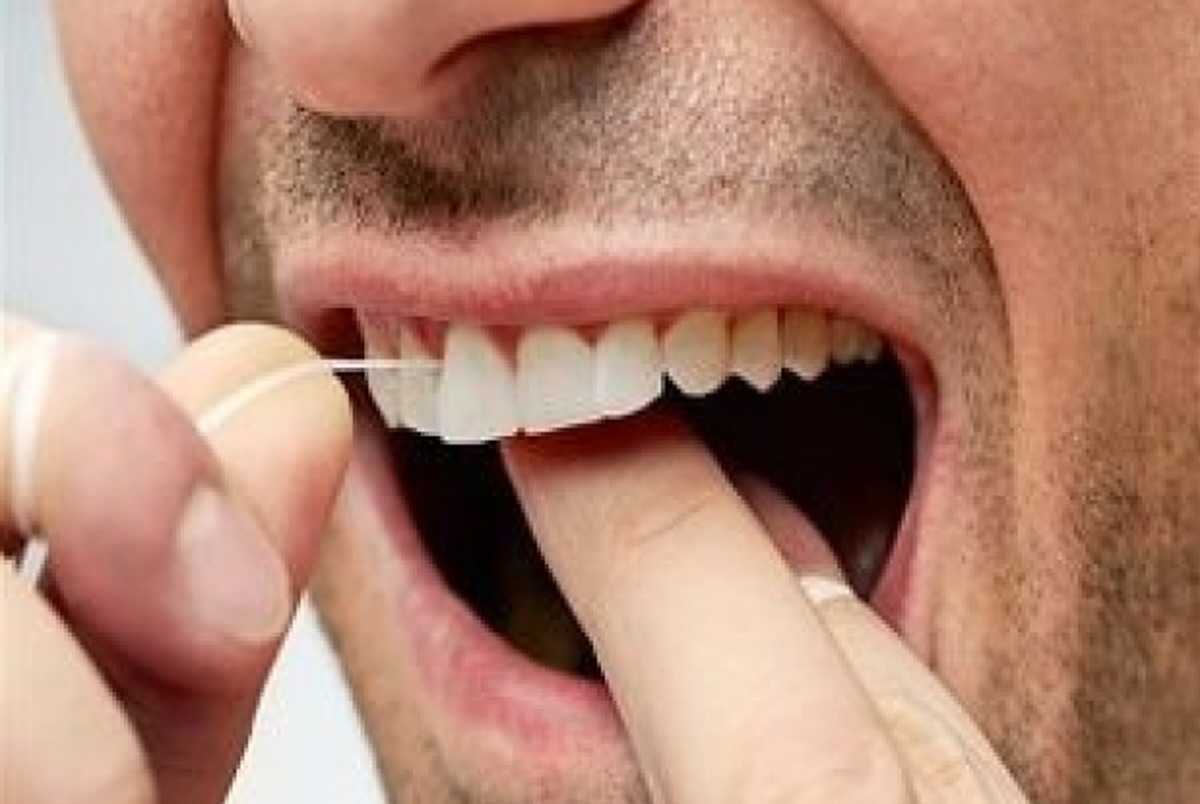 چه زمانی باید از نخ دندان استفاده کنیم؟

