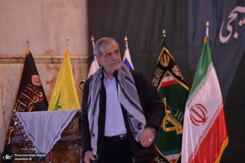 گردهمایی مسئولین بسیج دانشجویی و طلاب بسیجی در حرم امام با سخنرانی رئیس‌جمهور پزشکیان (50)