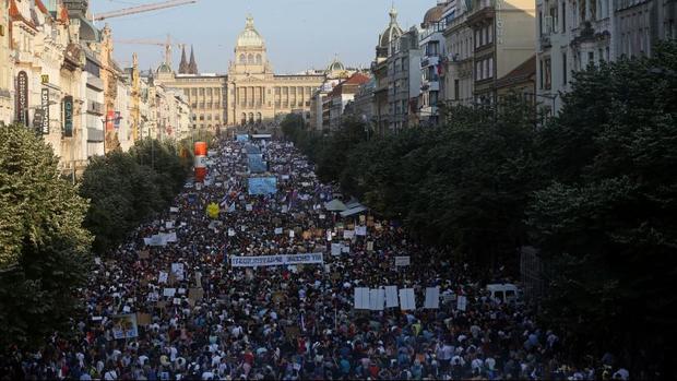 تظاهرات بزرگ مردم جمهوری چک علیه نخست وزیر اختلاسگر 