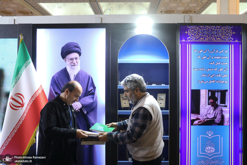 غرفه موسسه تنظیم و نشر آثار امام خمینی (س) در سی و دومین نمایشگاه بین المللی قرآن کریم-2