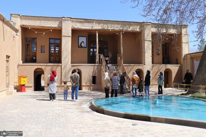 ازدید خانوادگی گردشگران نوروزی از بیت تاریخی حضرت امام در خمین