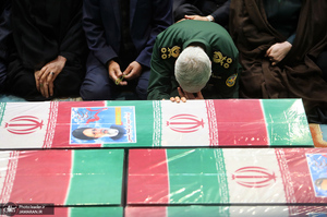 اقامه نماز رهبر معظم انقلاب بر پیکر رئیس جمهوری و یارانش