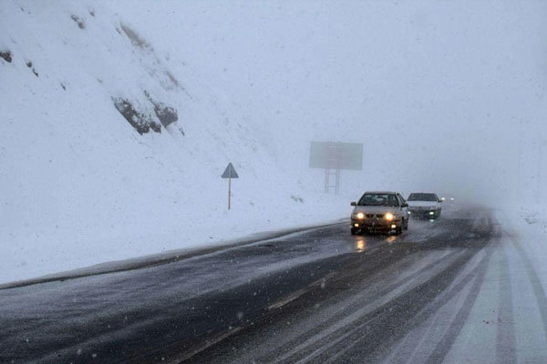 جاده های ارتباطی بروجرد باز و تردد درآنها جریان دارد