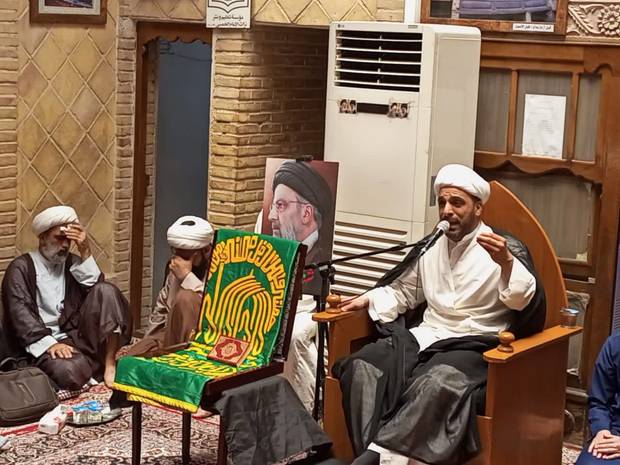 مجلس عزاء فی بیت الإمام الخمینی (قده) ، فی النجف الاشرف ، بنصب علم الإمام الرضا علیه السلام ، و صورة رئیس الجمهوریة الشهید السید ابراهیم رئیسی 

