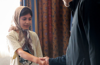 دیدار پزشکیان با جمعی از خانواده های آسیب دیده از جنگ (10)