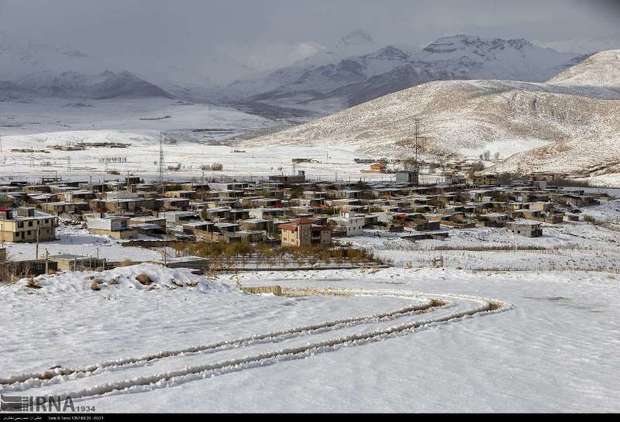 بارش برف راه ارتباطی 32 روستای کوهرنگ را مسدود کرد