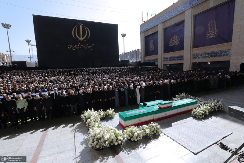 اقامه نماز بر پیکر مطهر رهبر شهید انقلاب و شهدای خانواده ایشان-3
