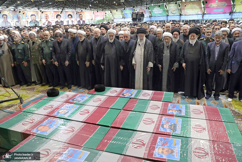 اقامه نماز رهبر معظم انقلاب بر پیکر رئیس جمهوری و یارانش