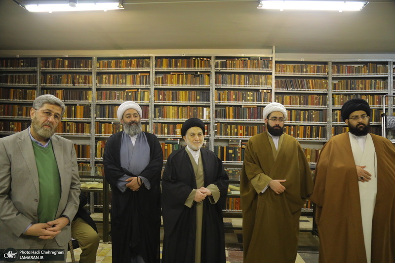 مراسم اهدای نسخه‌های خطی کتابخانه مرحوم آیت الله شاه آبادی به کتابخانه مرحوم آیت الله العظمی مرعشی نجفی