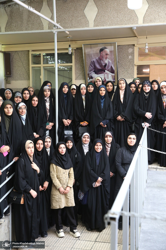 بازدید جمعی از دانشجویان دانشگاه فرهنگیان اراک از بیت امام خمینی (س) در جماران